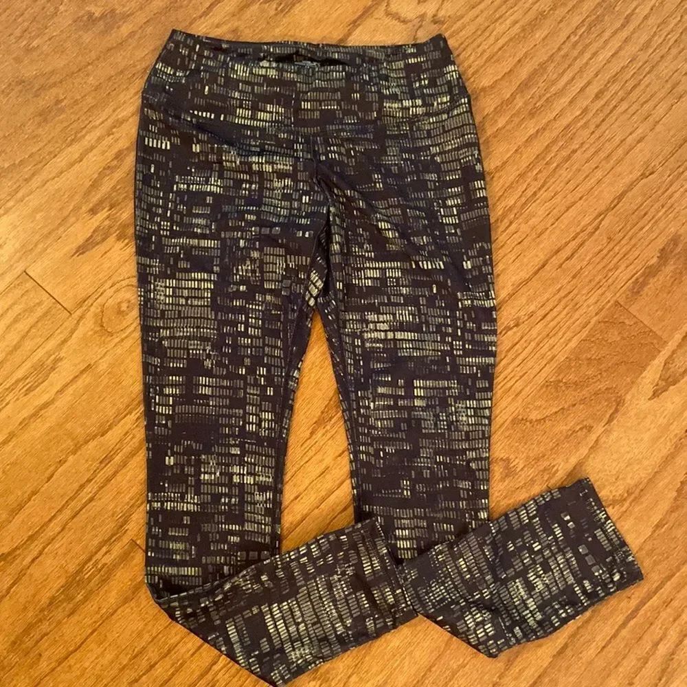 Gander Mountain size, medium leggings, black, and green